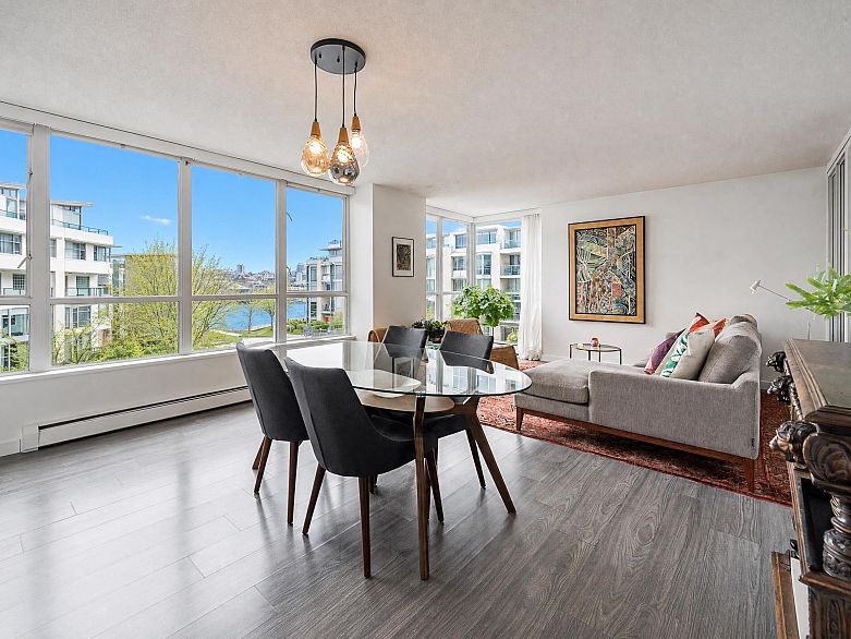 302 1228 Marinaside Crescent