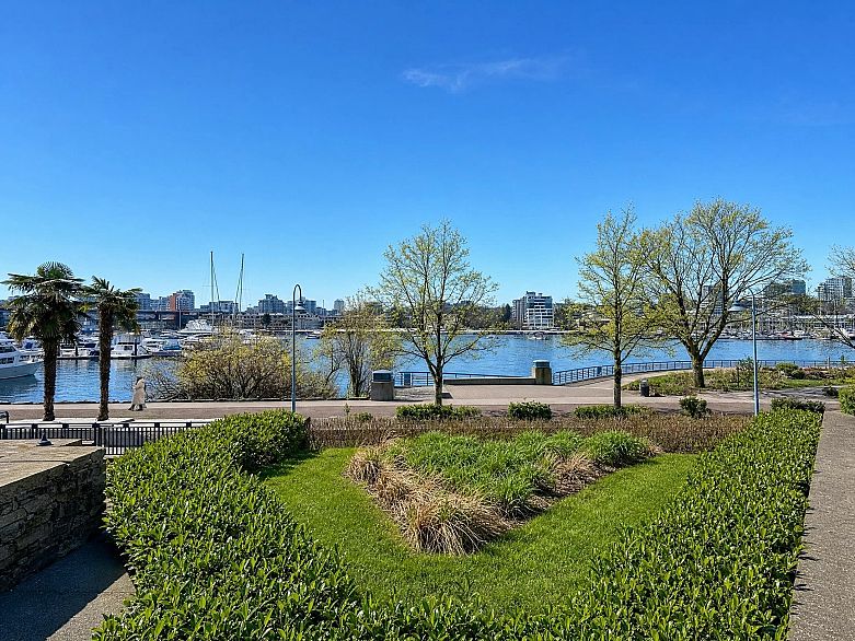 302 1228 Marinaside Crescent