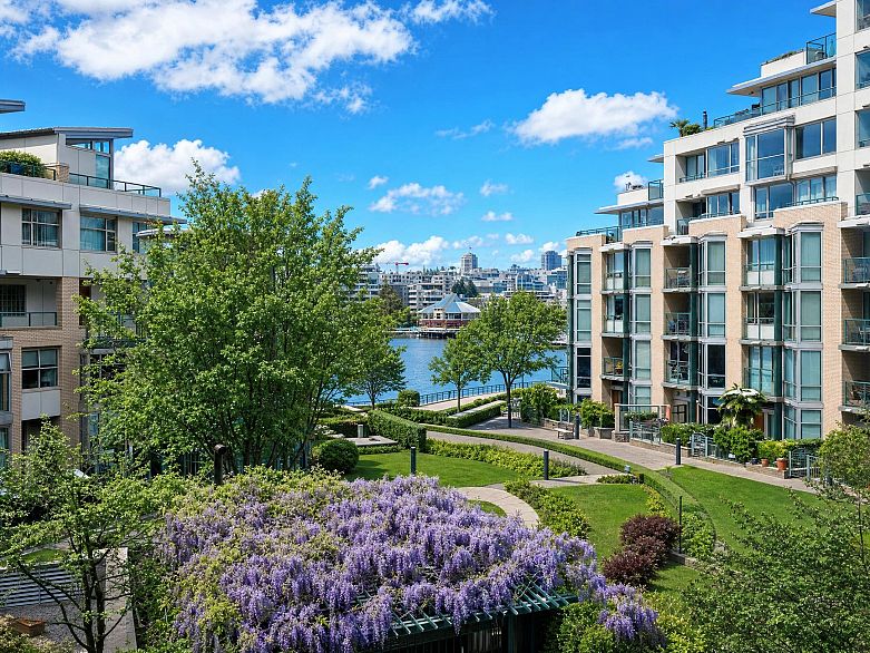 302 1228 Marinaside Crescent