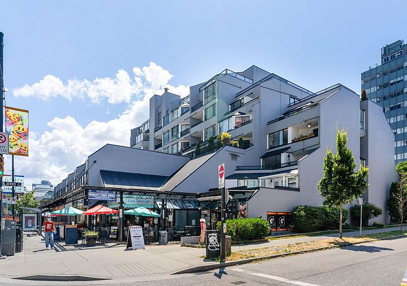 702 1270 Robson Street