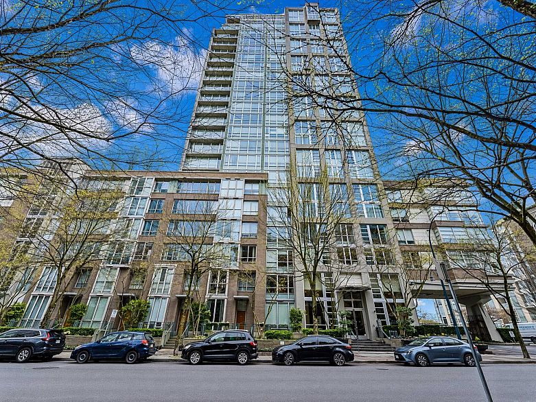 302 1228 Marinaside Crescent
