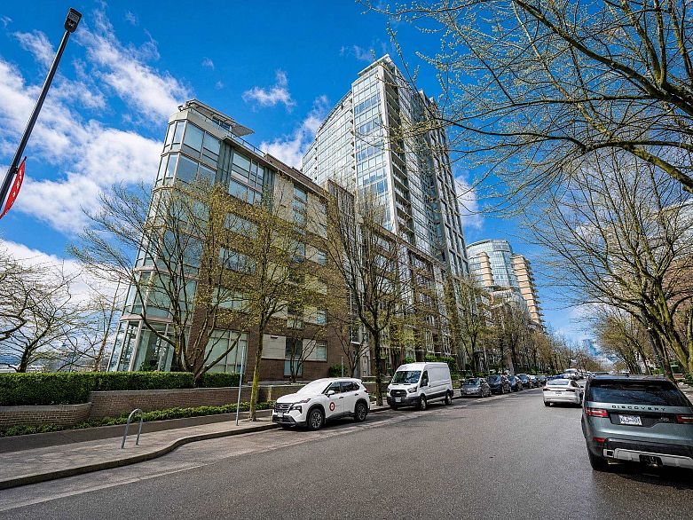 302 1228 Marinaside Crescent