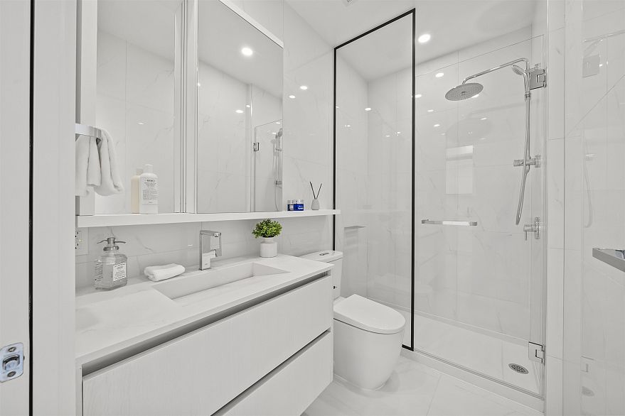 904 8415 Granville Street
