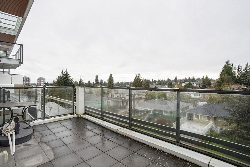 608 6677 Cambie Street