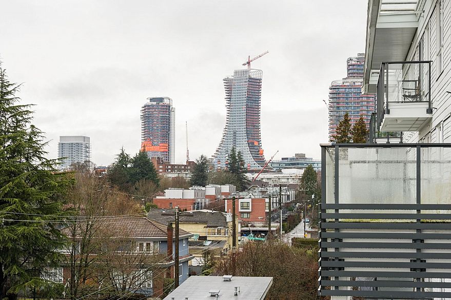 608 6677 Cambie Street