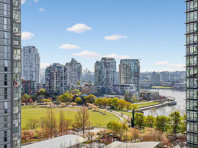 1501 455 Beach Crescent
