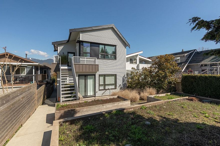 2732 Wall Street