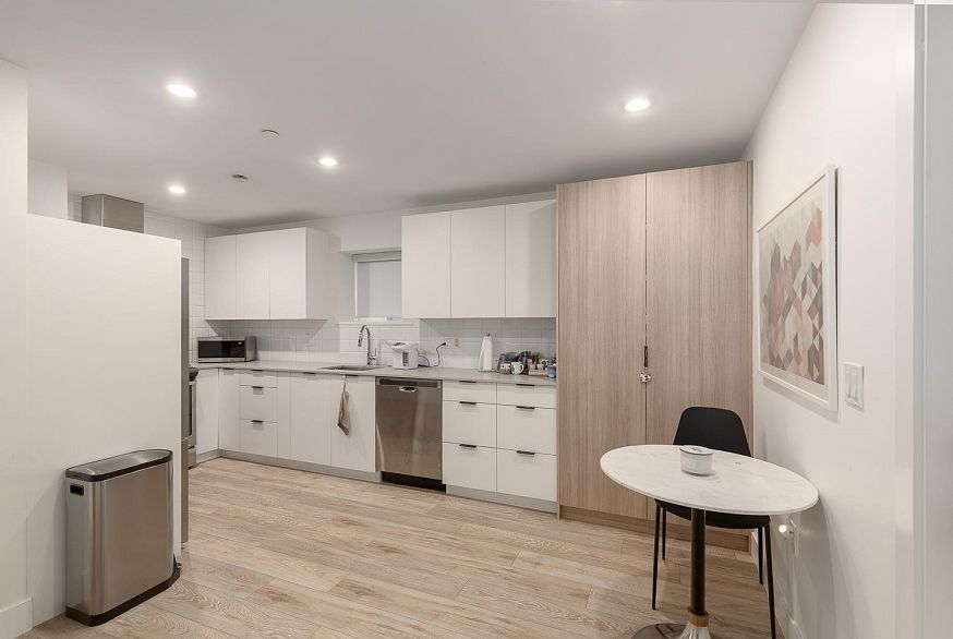 2732 Wall Street
