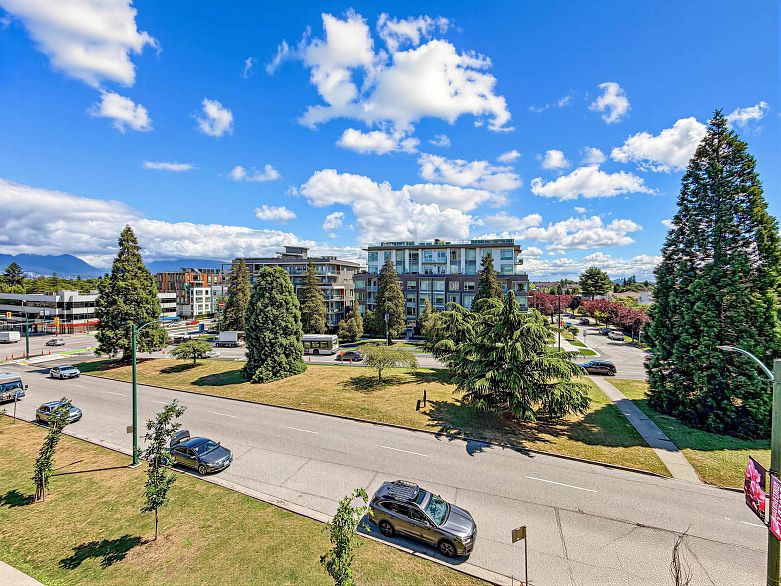 402 4189 Cambie Street