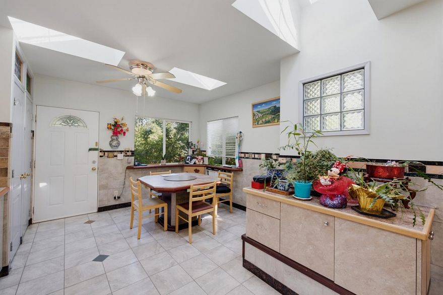55 W King Edward Avenue