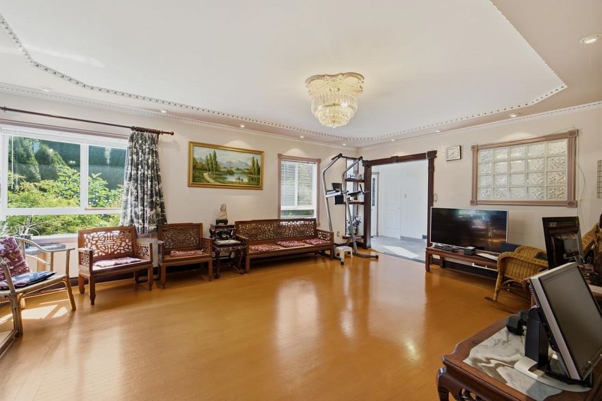 55 W King Edward Avenue