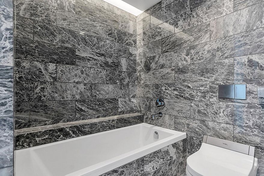 2402 1482 Robson Street