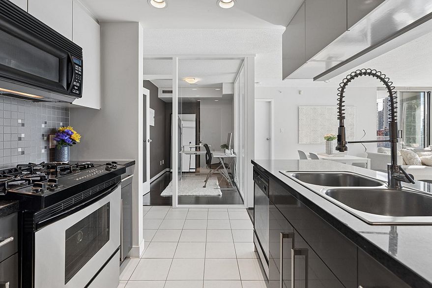 908 1408 Strathmore Mews
