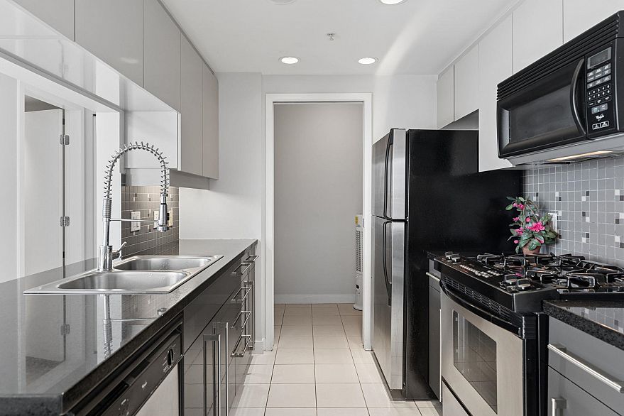 908 1408 Strathmore Mews