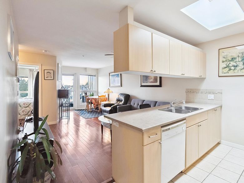 416 2891 E Hastings Street