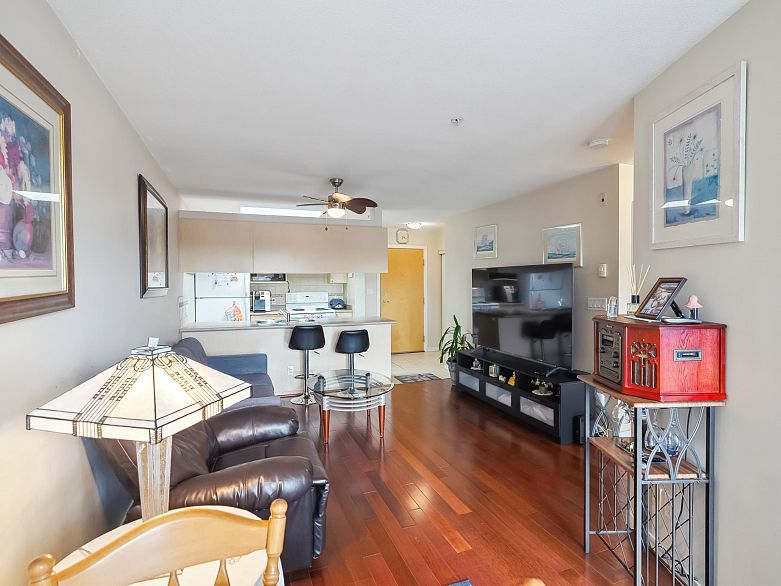 416 2891 E Hastings Street