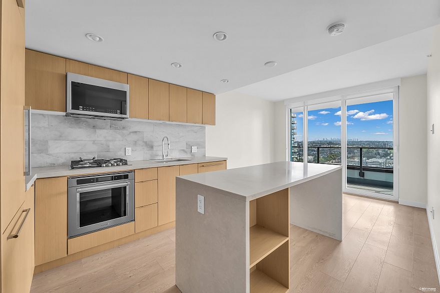 2405 8189 Cambie Street