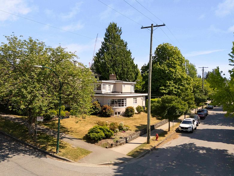 696 W 27th Avenue