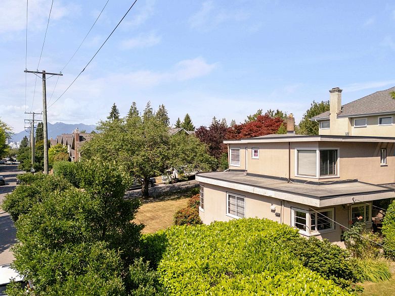 696 W 27th Avenue