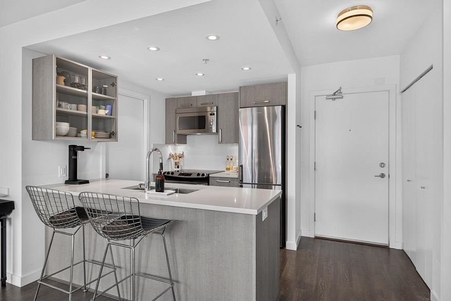1009 983 E Hastings Street