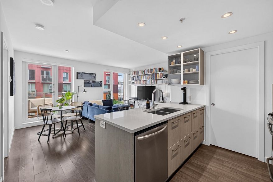 1009 983 E Hastings Street