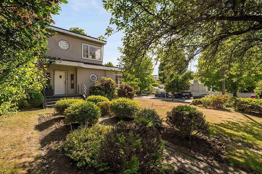 696 W 27th Avenue