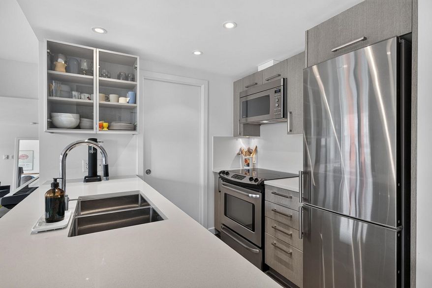 1009 983 E Hastings Street