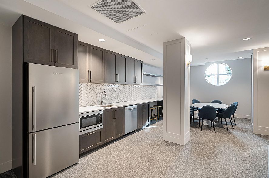 204 2435 Kingsway