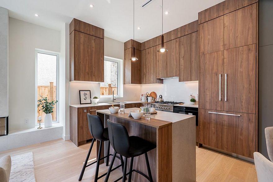 1 456 E 38th Avenue