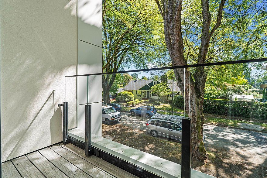 4 1491 Devonshire Crescent