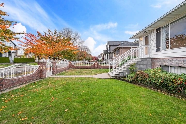 3136 E 53rd Avenue