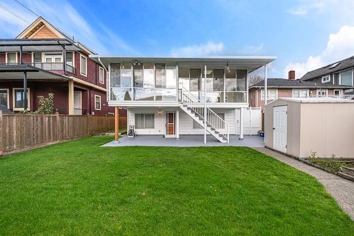 3136 E 53rd Avenue