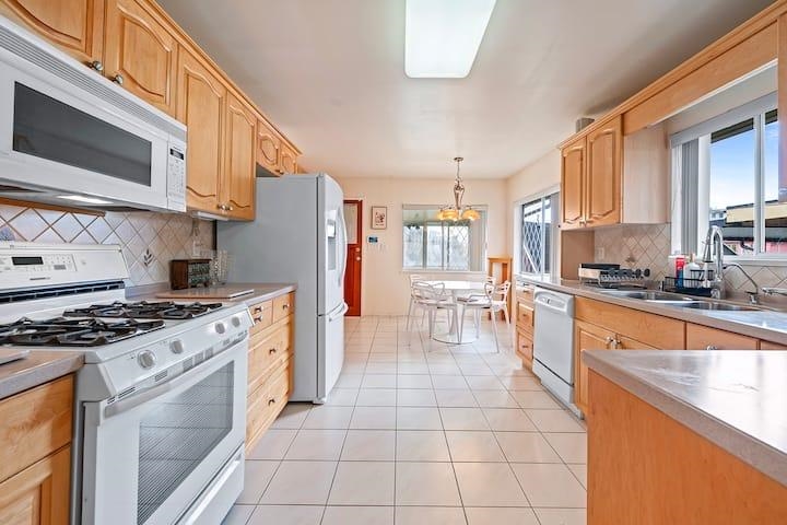 3136 E 53rd Avenue