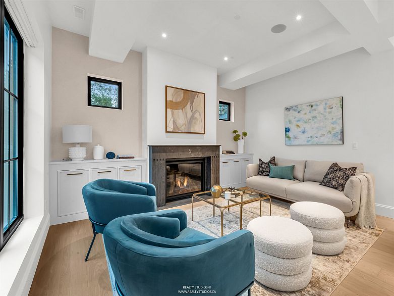 4090 Maple Crescent