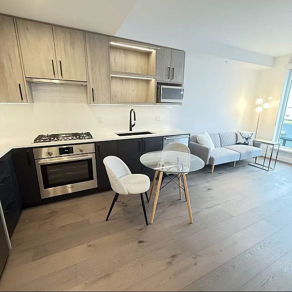313 6859 Cambie Street