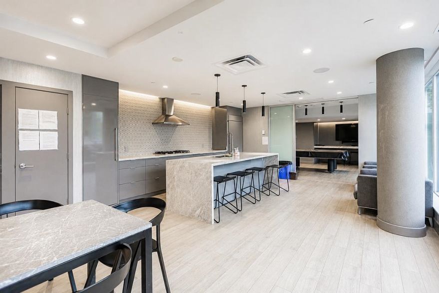 2907 8189 Cambie Street