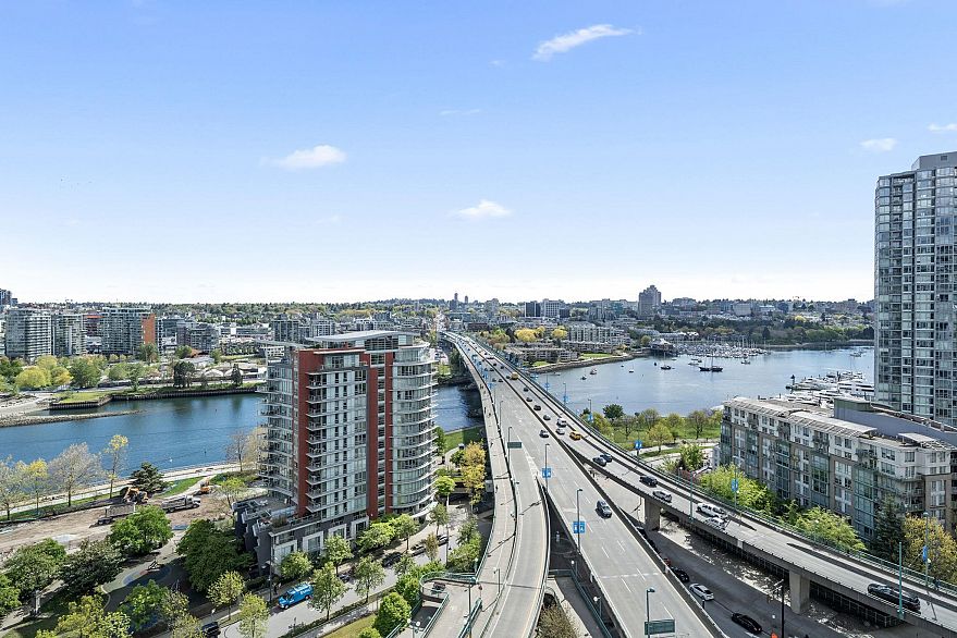 1251 38 Smithe Street