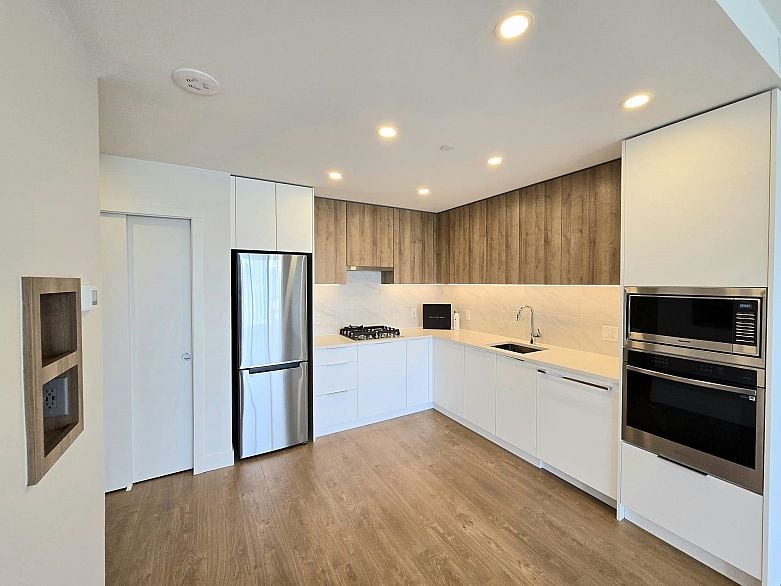 2401 13387 OLD YALE ROAD, Surrey BC V3T 0V6