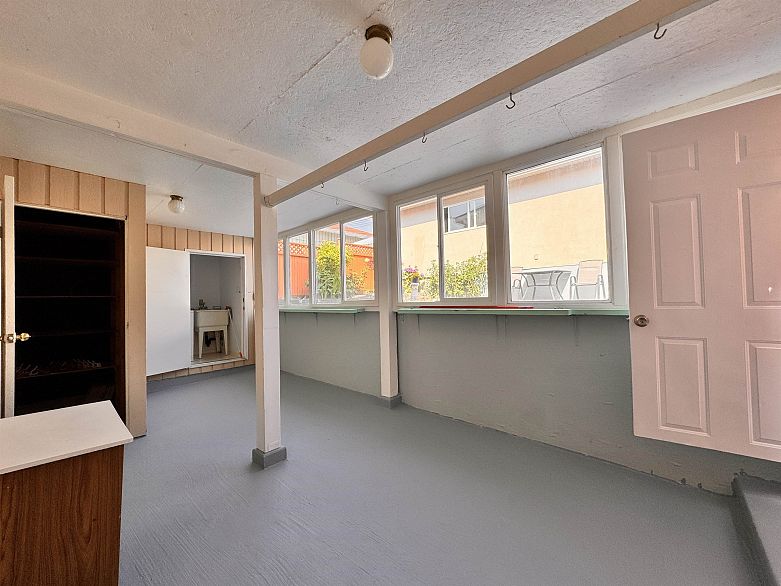Lower 120 SPRINGER AVENUE, Burnaby BC V5B 3K3