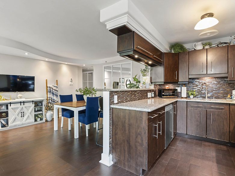 102 2528 E Broadway