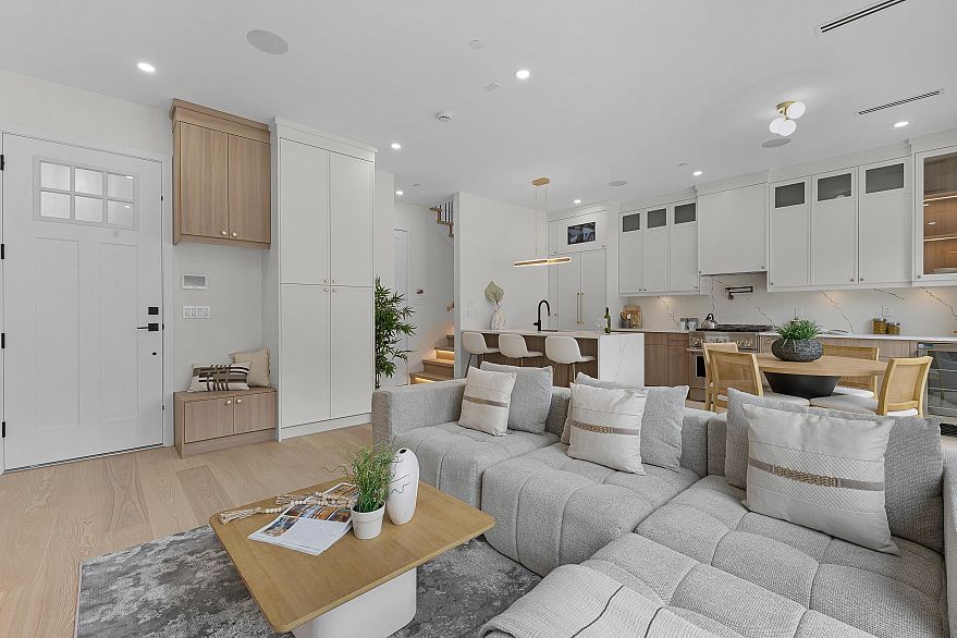 2 182 Ontario Place