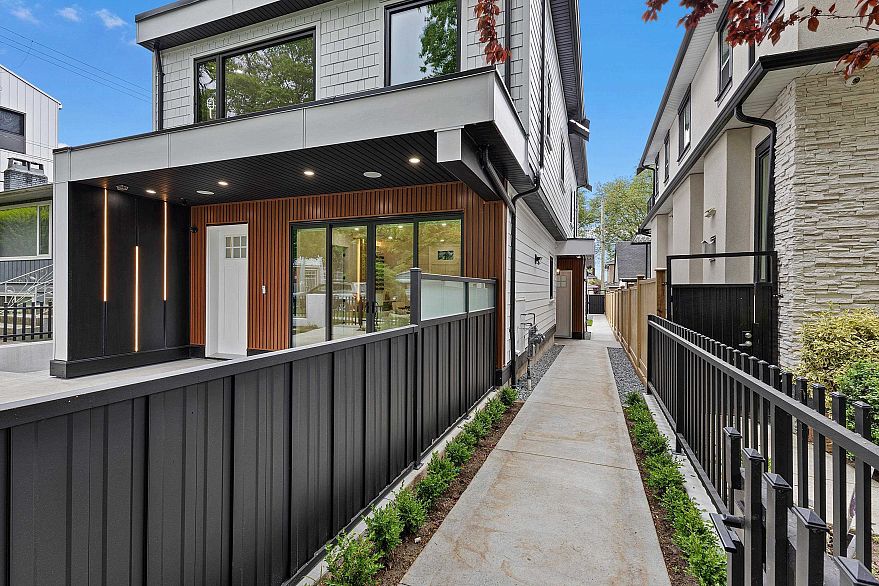 2 182 Ontario Place