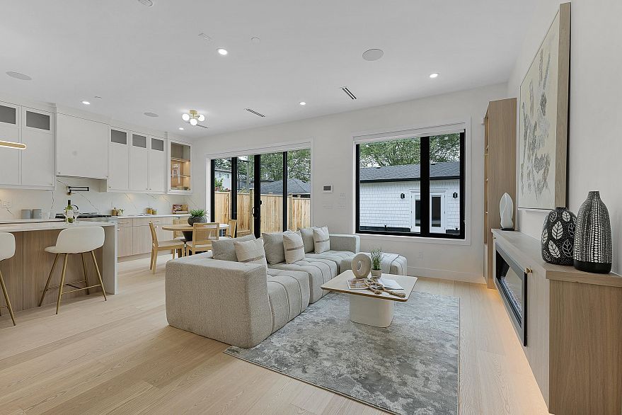 2 182 Ontario Place