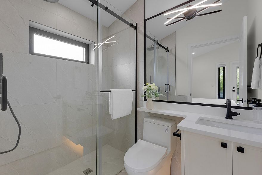 2 182 Ontario Place
