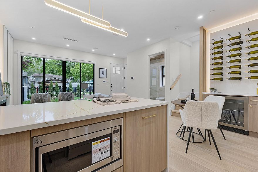 1 182 Ontario Place