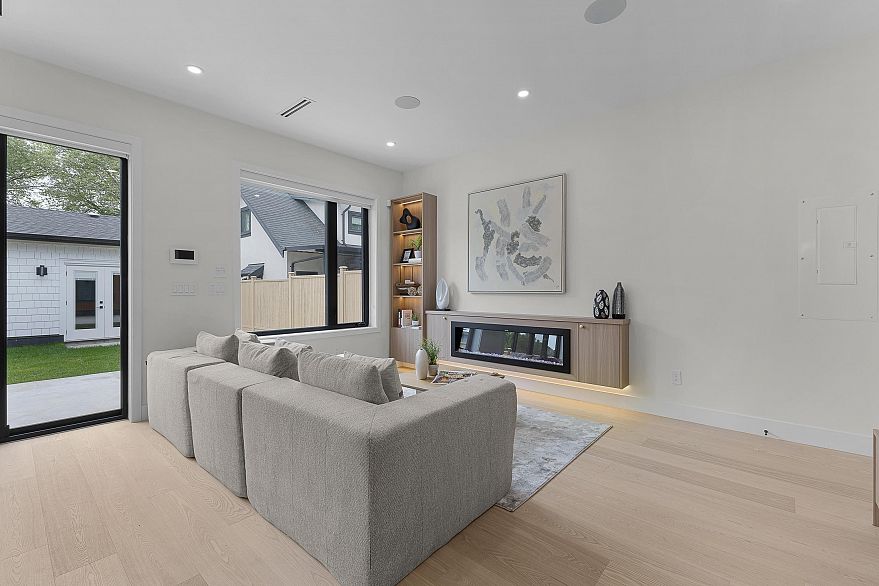 2 182 Ontario Place
