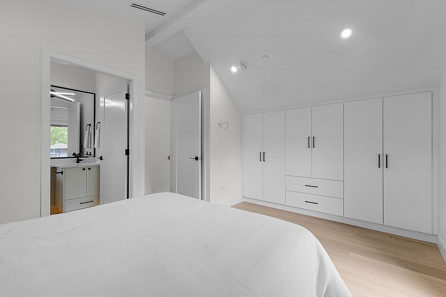 2 182 Ontario Place