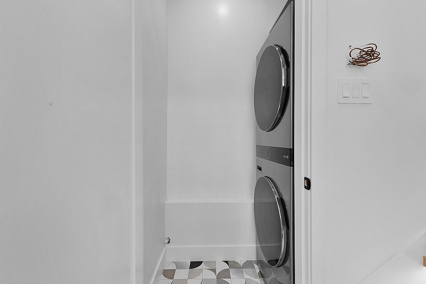 2 182 Ontario Place