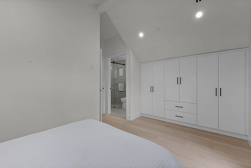 1 182 Ontario Place