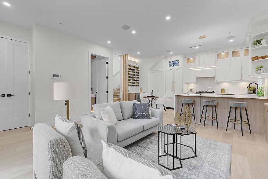 1 182 Ontario Place